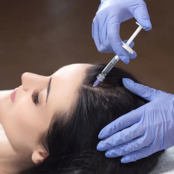 kobieta otrzymująca zabieg trychologiczny